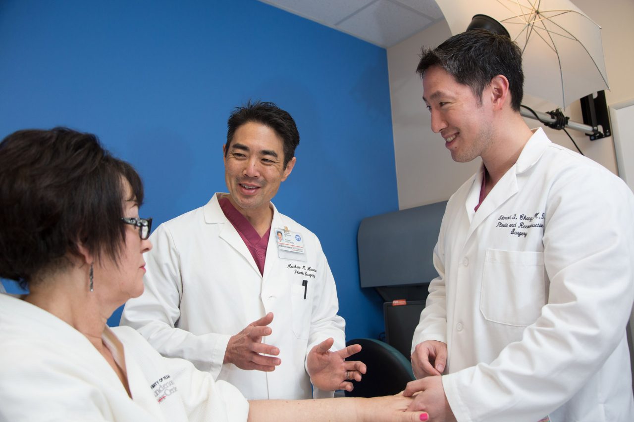 Edward Chang，M.D.和Matthew Hanasono，M.D.，与患者说话