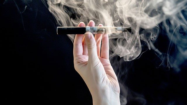 人出去枪毙保持VAPE笔的